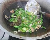 Foto langkah ke 2 dari resep Telur Ceplok Soun Cabe Ijo.