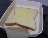 Foto langkah ke 2 dari resep Roti Bakar Selai Strawberry & Meises Cokelat.
