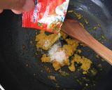 Foto langkah ke 3 dari resep Nasi goreng kunyit.