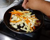 Foto del paso 2 de la receta: Milanesa de pollo empanizado relleno de verduras