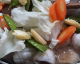 Foto langkah ke 3 dari resep Cap Cay Seafood Pedes.