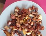 Foto del paso 5 de la receta Huevos a la flamenca con setas y chicharrones