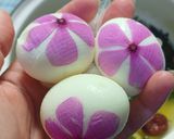 Hình bước làm 2 của món Trứng gà tiềm ngải cứu, hạt sen, táo đỏ