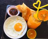 Hình bước làm 2 của món Bánh mì trứng ốp laNước cam épĐủ chất covid
