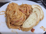 Pastas con jamón y salsa napolitana