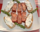 Foto del passaggio 6 della ricetta Involtini di bresaola ripieni di formaggio spalmabile alla rucola fatto in casa