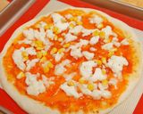 Foto langkah ke 5 dari resep Pizza Mushroom Olive Mozzarella.