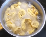 Foto del paso 4 de la receta: Tortellini en salsa boloñesa