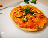 Foto del paso 4 de la receta: Tosta sobre pan de pita de salmón, crema de huevo y queso gorgonzola con cobertura de pistachos