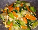 Foto langkah ke 4 dari resep Tumis pakcoy campur telur.