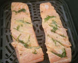 Foto del paso 3 de la receta: Salmón en freidora de aire, con eneldo, limón y mantequilla