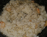 Foto del paso 4 de la receta: Arroz blanco con gulas y gambas
