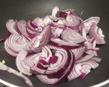 Foto del paso 1 de la receta: Cebolla roja caramelizada con parmesano en masa filo
