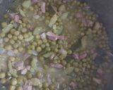 Foto del passaggio 2 della ricetta Pasta con zucchine piselli e pancetta