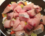Foto del paso 1 de la receta: Bonito con tomate