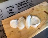 Une image de l'étape 3 de Salade de tomates roses à la mozzarella di buffala, persil et crème de balsamique.