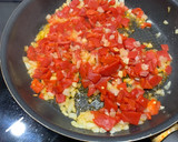 Foto del paso 4 de la receta: Revuelto de patatas con pimientos de piquillo y salchichas