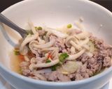 รูปขั้นตอนการทำที่ 6 ของ ยำไข่ต้ม + หมูสับ เห็ดชิเมจิ