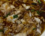 Hình bước làm 3 của món Cơm nhà với cá chẽm kho gừng, thăn bò xào su su ngô bao tử, canh rau ngót thịt băm, đào tươi