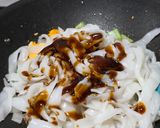 Foto langkah ke 3 dari resep Kwetiau Goreng Udang dan Bakso.