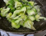 Foto langkah ke 2 dari resep Tumis Broccoli & Tomat Cherry.