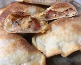 Foto del paso 4 de la receta: Empanadas de cebolla, tomate, queso y huevo