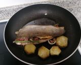 Foto del paso 5 de la receta Trucha al vino blanco con jamón y espárragos