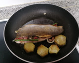 Foto del paso 5 de la receta: Trucha al vino blanco con jamón y espárragos