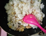 Foto langkah ke 5 dari resep Nasi Goreng Sosis Bumbu Iris.