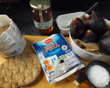 Foto del paso 1 de la receta: Tostadas con brevas y queso feta