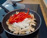 Foto del paso 2 de la receta: Pechuga de pollo salteada con puré de patata