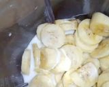 A picture of step 2 of Banana shake.