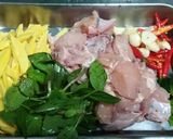 รูปขั้นตอนการทำที่ 1 ของ ไก่ผัดพริกแกงหน่อไม้