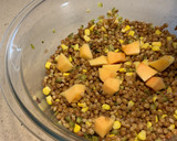 Foto del paso 5 de la receta: Ensalada de lentejas, papaya, huevo, langostinos y el aliño de sus cabezas