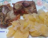 Foto del paso 4 de la receta Chuletas de cerdo asadas en cama de patatas y cebollas especiadas