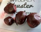 Une image de l'étape 3 de Salade de betteraves rouges aux deux tomates, oignon rouge et mozzarella.