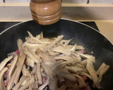 Foto del paso 2 de la receta: Revuelto de gulas, setas y panceta