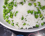 Foto del paso 7 de la receta: Curry de pollo y coco tostado sobre arroz basmati con guisantes y granada