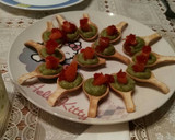 Foto del paso 3 de la receta: Cucharas de pan con guacamole, trucha ahumada y huevas de trucha