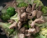 Foto langkah ke 3 dari resep Tumis Brokoli Daging kecap.