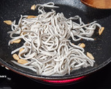 Foto del paso 4 de la receta: Revuelto de gulas