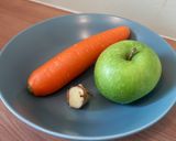 Foto langkah ke 1 dari resep Carrot apple ginger smoothie.