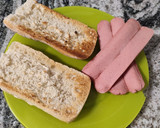 Foto del paso 3 de la receta: Bocadillo rápido de salchichas y algo más