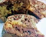 Foto del paso 5 de la receta: Bizcochuelo marmolado de chocolate y vainilla  con chips de chocolate