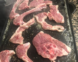 Foto del paso 2 de la receta: Chuletas de cordero 🍖 con rollos de verdura🥬 🍖