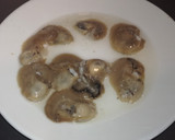 Foto del paso 1 de la receta: Ostras gratinadas con mixto de carne y marisco