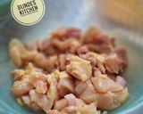 Foto langkah ke 1 dari resep Oseng ayam sambal bawang feat kol.