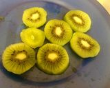 Foto del paso 1 de la receta: Desayuno saludable: tostadas integrales kiwi miel y queso crema
