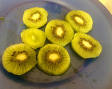 Foto del paso 1 de la receta: Desayuno saludable: tostadas integrales kiwi miel y queso crema