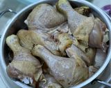 صورة لخطوة 3 من وصفة طبق ارز بأفخاذ الدجاج محمر في الفرن